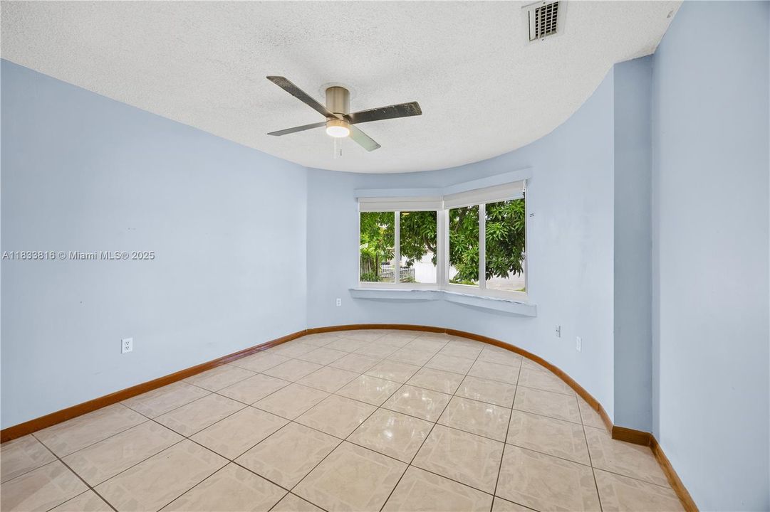 Recently Sold: $933,000 (4 beds, 3 baths, 2824 Square Feet)