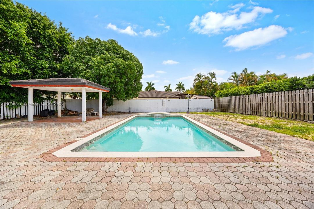 Recently Sold: $933,000 (4 beds, 3 baths, 2824 Square Feet)