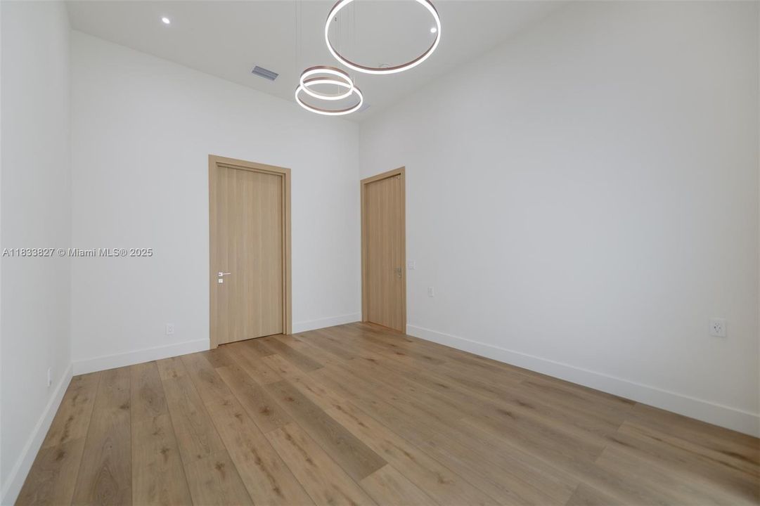 For Rent: $5,500 (5 beds, 3 baths, 2199 Square Feet)