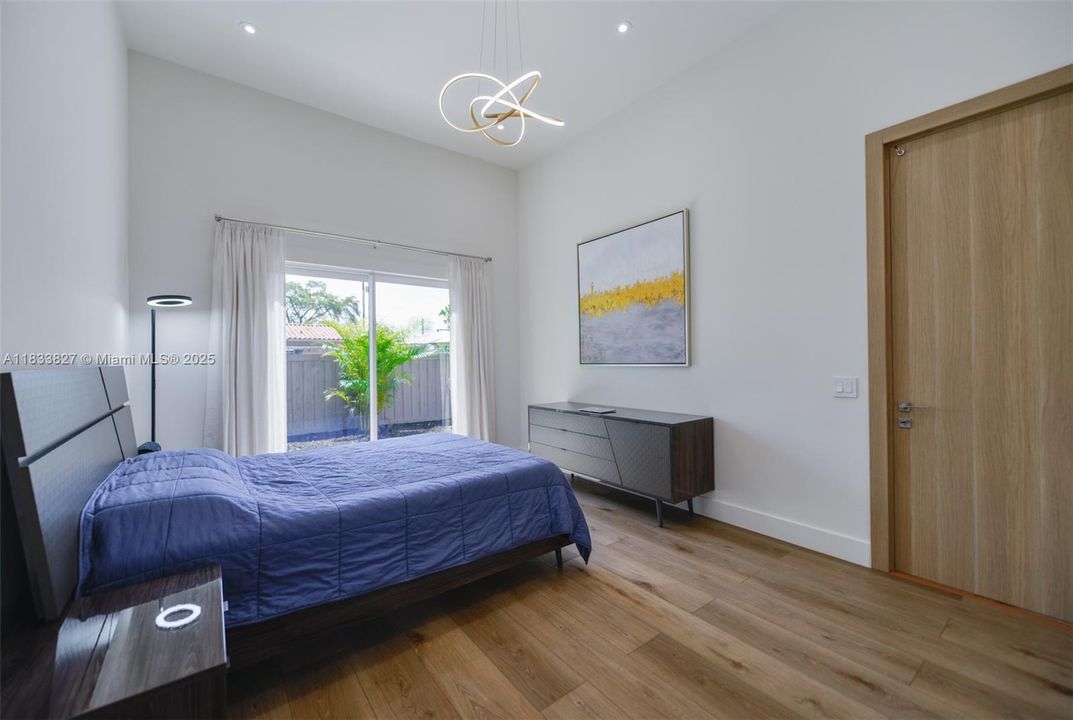 For Rent: $5,500 (5 beds, 3 baths, 2199 Square Feet)