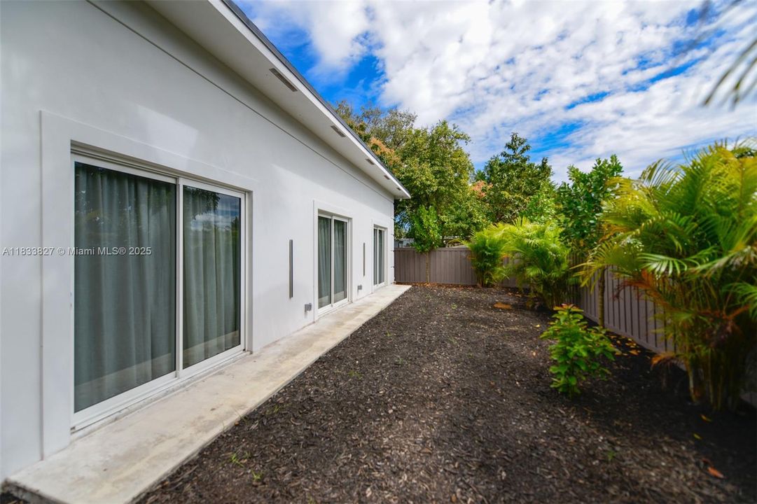 For Rent: $5,500 (5 beds, 3 baths, 2199 Square Feet)