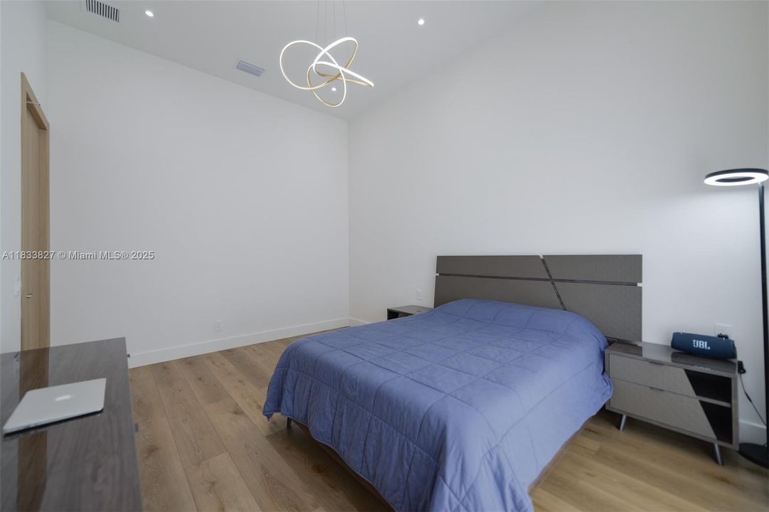 For Rent: $5,500 (5 beds, 3 baths, 2199 Square Feet)