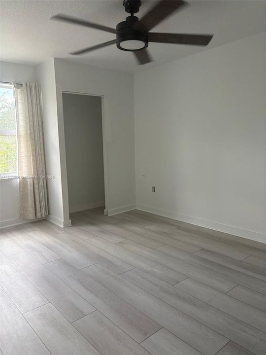 合同活跃: $975,000 (6 贝兹, 3 浴室, 3628 平方英尺)