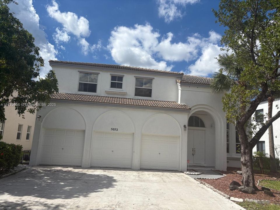 合同活跃: $975,000 (6 贝兹, 3 浴室, 3628 平方英尺)