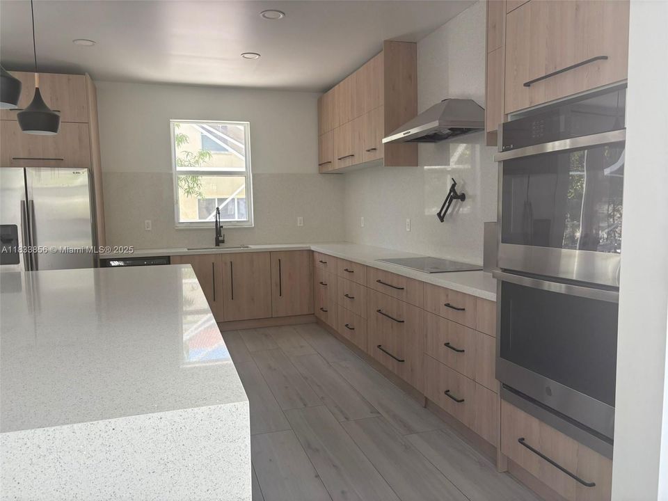 合同活跃: $975,000 (6 贝兹, 3 浴室, 3628 平方英尺)