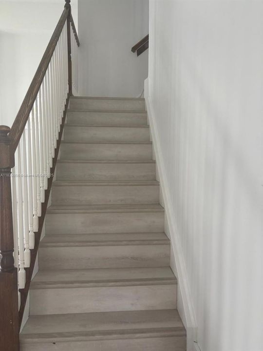 合同活跃: $975,000 (6 贝兹, 3 浴室, 3628 平方英尺)