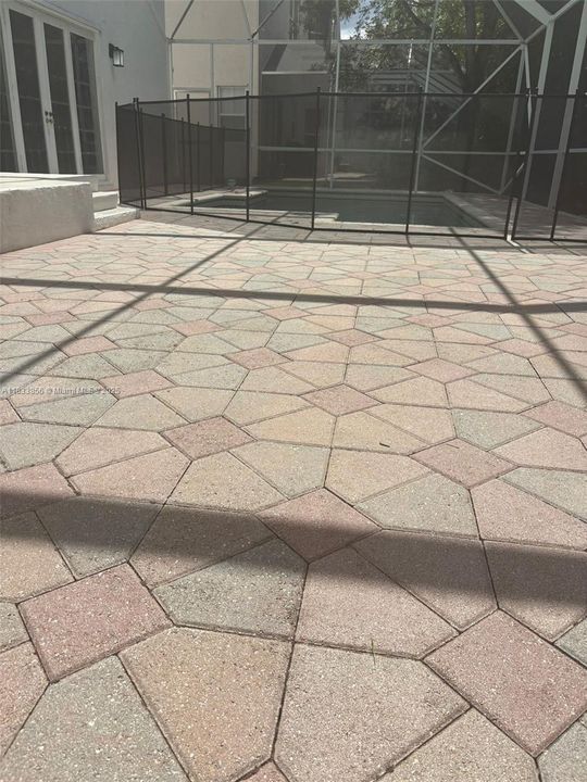 合同活跃: $975,000 (6 贝兹, 3 浴室, 3628 平方英尺)