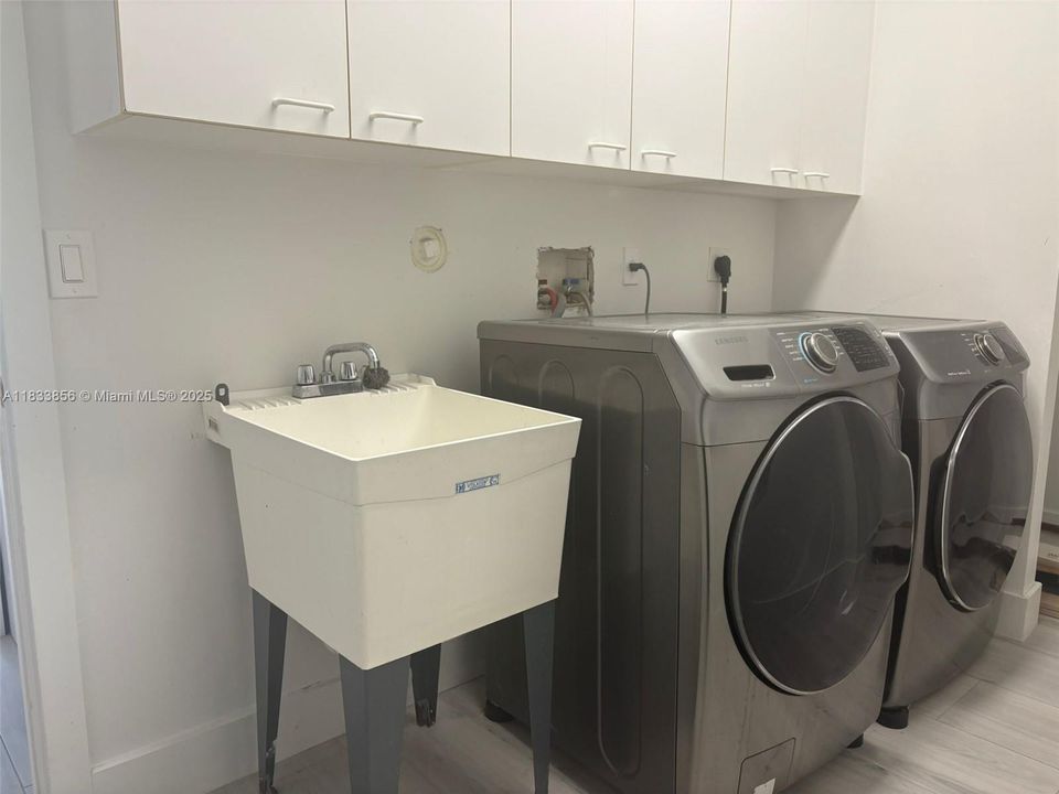 合同活跃: $975,000 (6 贝兹, 3 浴室, 3628 平方英尺)