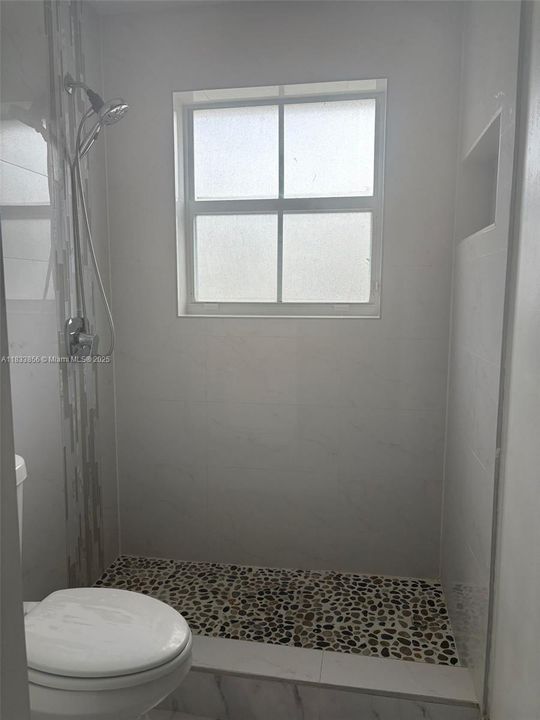 合同活跃: $975,000 (6 贝兹, 3 浴室, 3628 平方英尺)