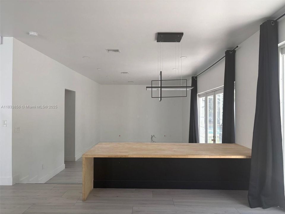 合同活跃: $975,000 (6 贝兹, 3 浴室, 3628 平方英尺)