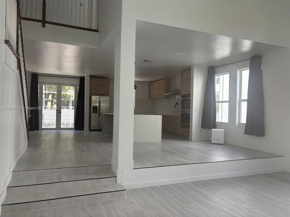 合同活跃: $975,000 (6 贝兹, 3 浴室, 3628 平方英尺)