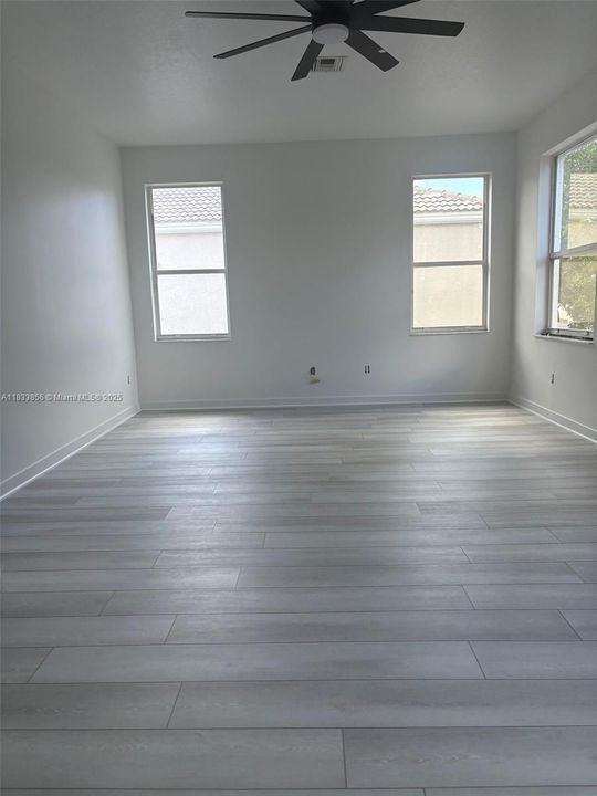 合同活跃: $975,000 (6 贝兹, 3 浴室, 3628 平方英尺)