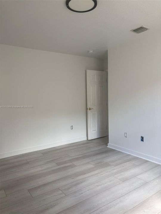 合同活跃: $975,000 (6 贝兹, 3 浴室, 3628 平方英尺)