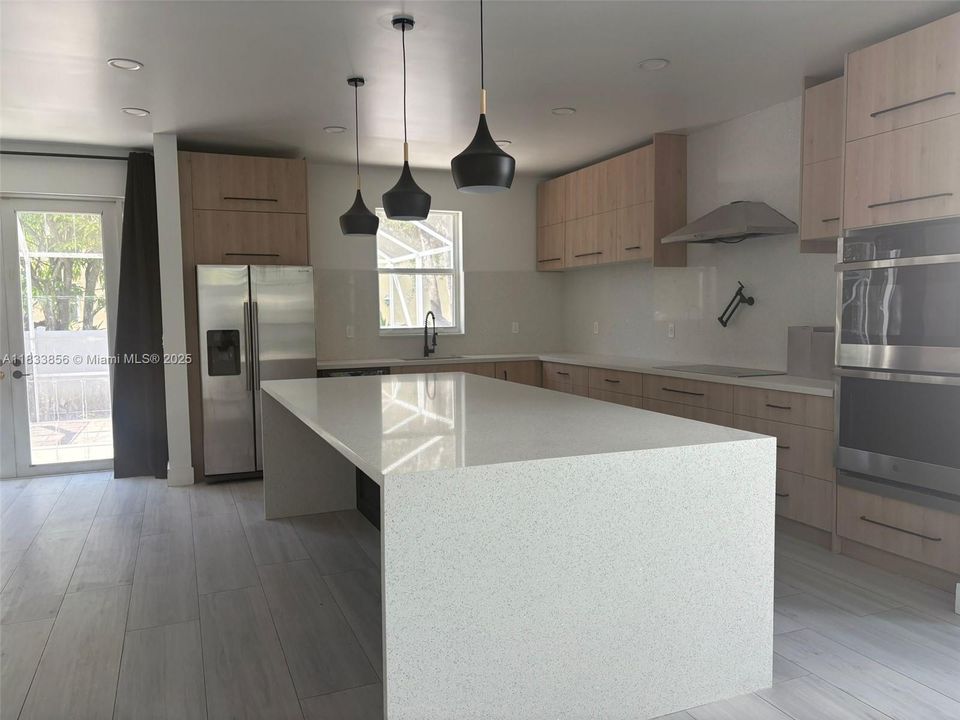 合同活跃: $975,000 (6 贝兹, 3 浴室, 3628 平方英尺)