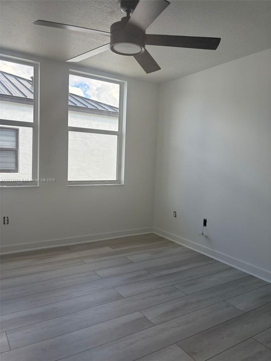 合同活跃: $975,000 (6 贝兹, 3 浴室, 3628 平方英尺)