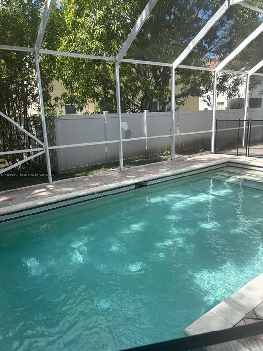 合同活跃: $975,000 (6 贝兹, 3 浴室, 3628 平方英尺)