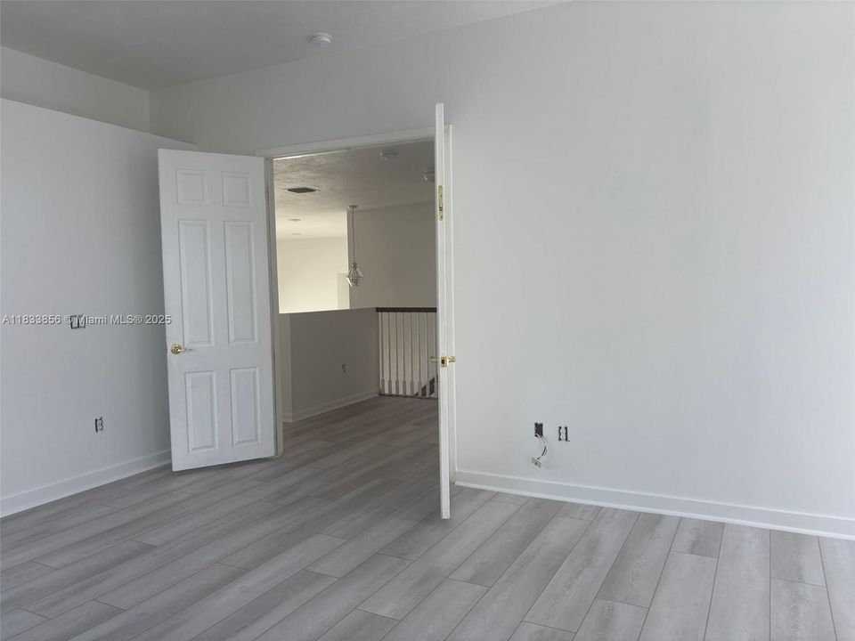 合同活跃: $975,000 (6 贝兹, 3 浴室, 3628 平方英尺)