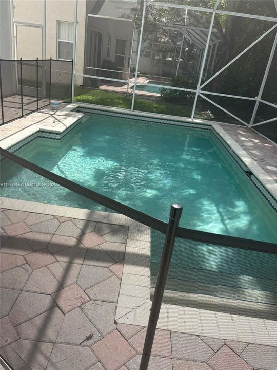 合同活跃: $975,000 (6 贝兹, 3 浴室, 3628 平方英尺)