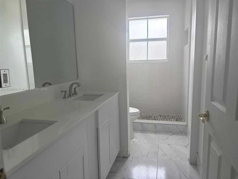 合同活跃: $975,000 (6 贝兹, 3 浴室, 3628 平方英尺)