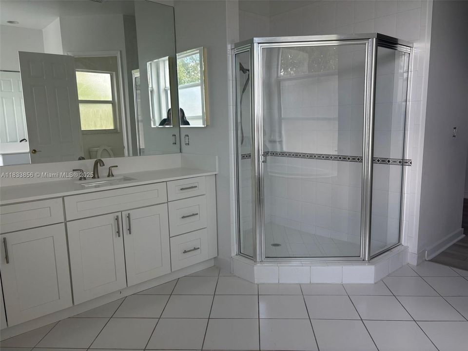 合同活跃: $975,000 (6 贝兹, 3 浴室, 3628 平方英尺)