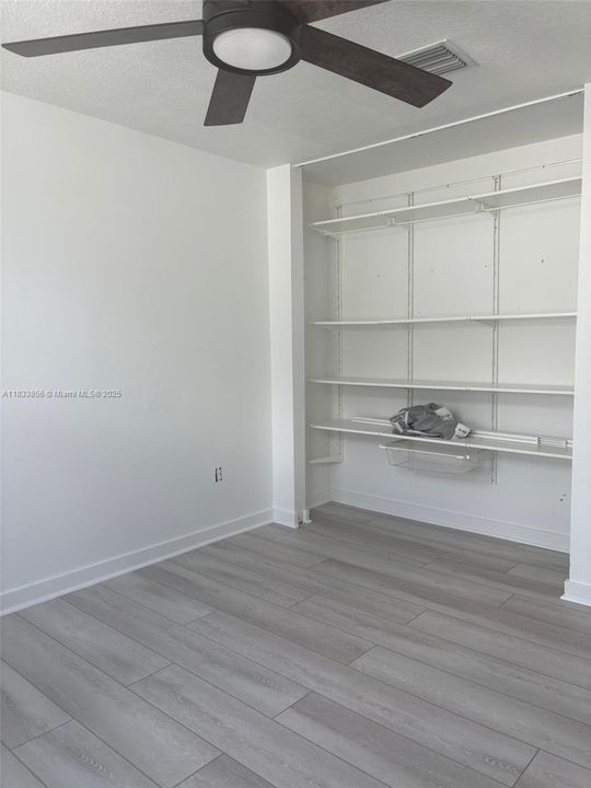 合同活跃: $975,000 (6 贝兹, 3 浴室, 3628 平方英尺)