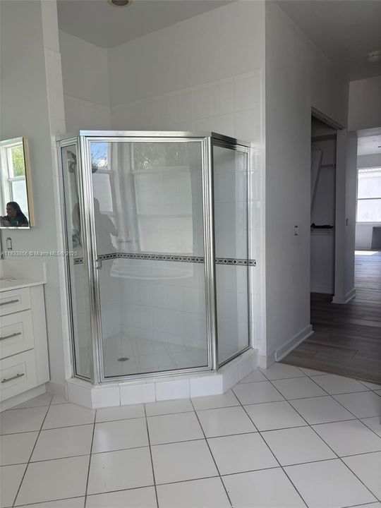 合同活跃: $975,000 (6 贝兹, 3 浴室, 3628 平方英尺)