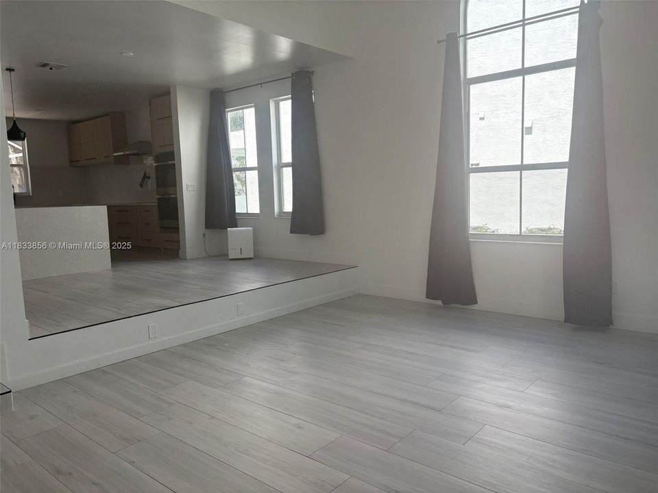 合同活跃: $975,000 (6 贝兹, 3 浴室, 3628 平方英尺)