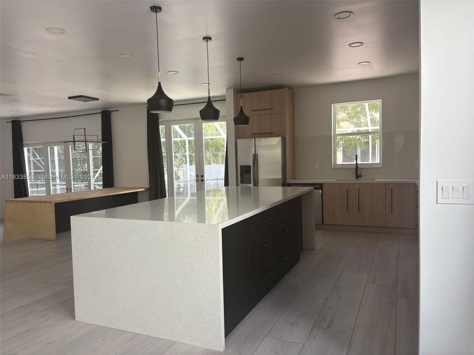 合同活跃: $975,000 (6 贝兹, 3 浴室, 3628 平方英尺)