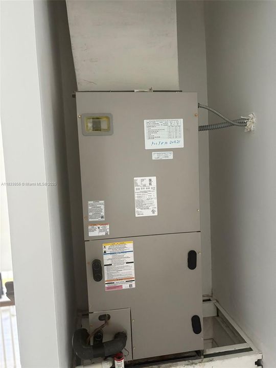 合同活跃: $975,000 (6 贝兹, 3 浴室, 3628 平方英尺)