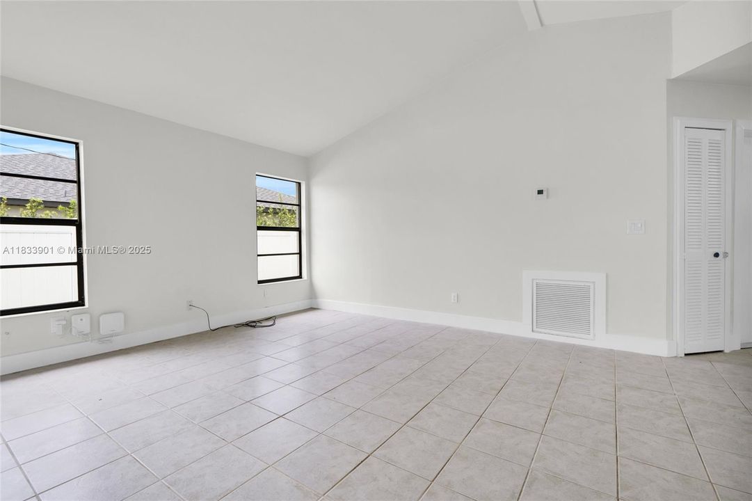 Active With Contract: $320,000 (3 beds, 2 baths, 1592 Square Feet)