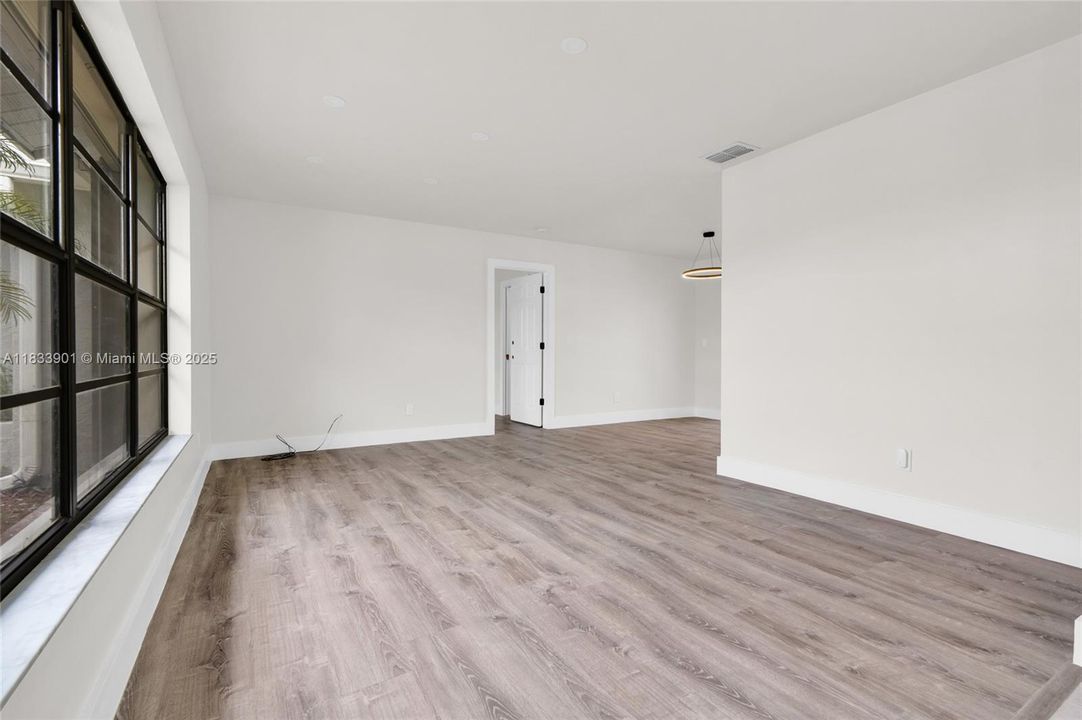 Active With Contract: $320,000 (3 beds, 2 baths, 1592 Square Feet)