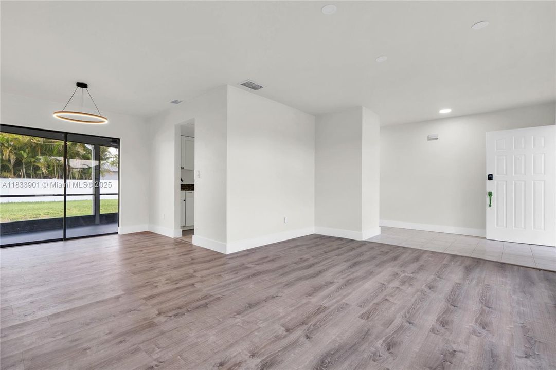 Active With Contract: $320,000 (3 beds, 2 baths, 1592 Square Feet)