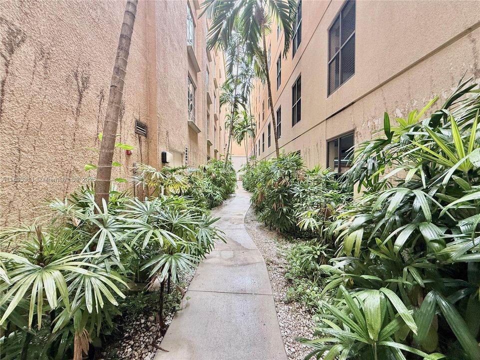 For Sale: $435,000 (2 beds, 2 baths, 1290 Square Feet)