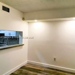 合同活跃: $229,999 (2 贝兹, 2 浴室, 898 平方英尺)