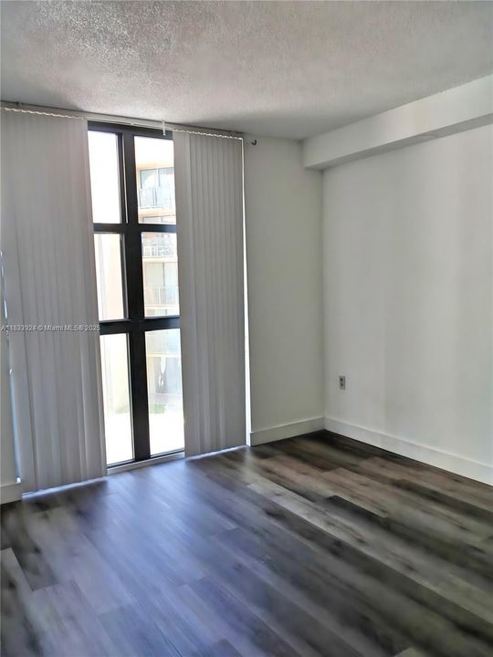 合同活跃: $229,999 (2 贝兹, 2 浴室, 898 平方英尺)