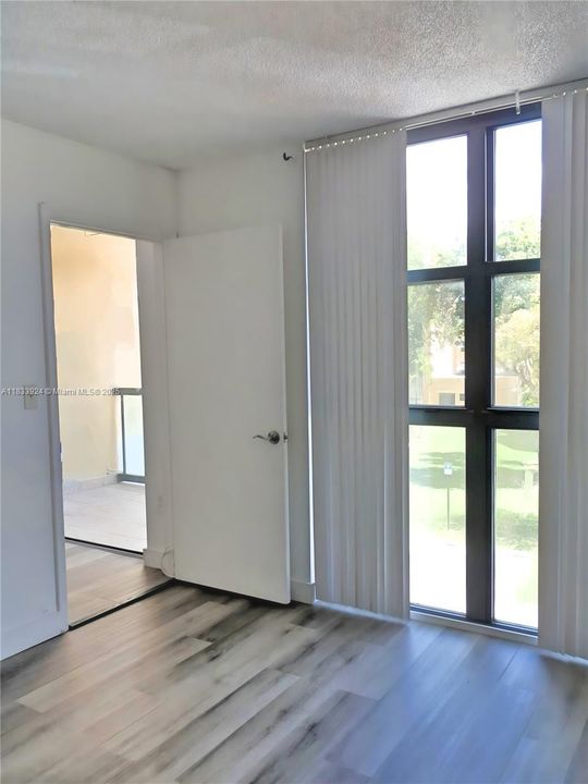 合同活跃: $229,999 (2 贝兹, 2 浴室, 898 平方英尺)