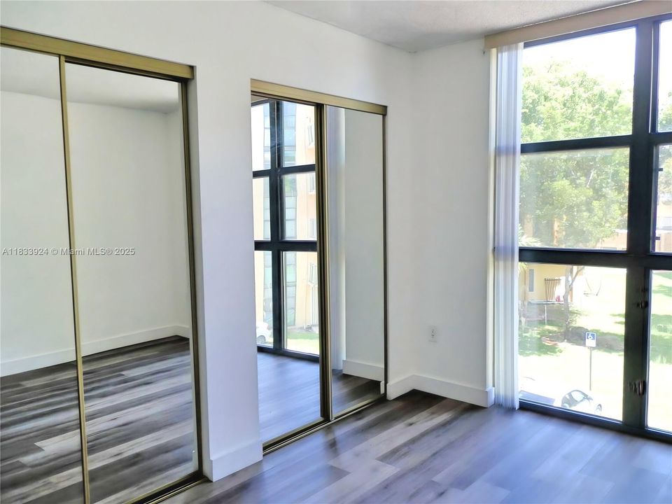 合同活跃: $229,999 (2 贝兹, 2 浴室, 898 平方英尺)