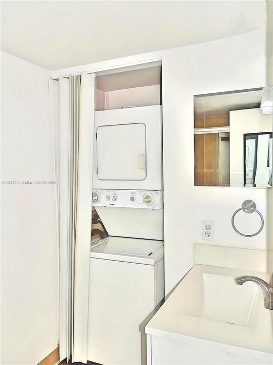 合同活跃: $229,999 (2 贝兹, 2 浴室, 898 平方英尺)