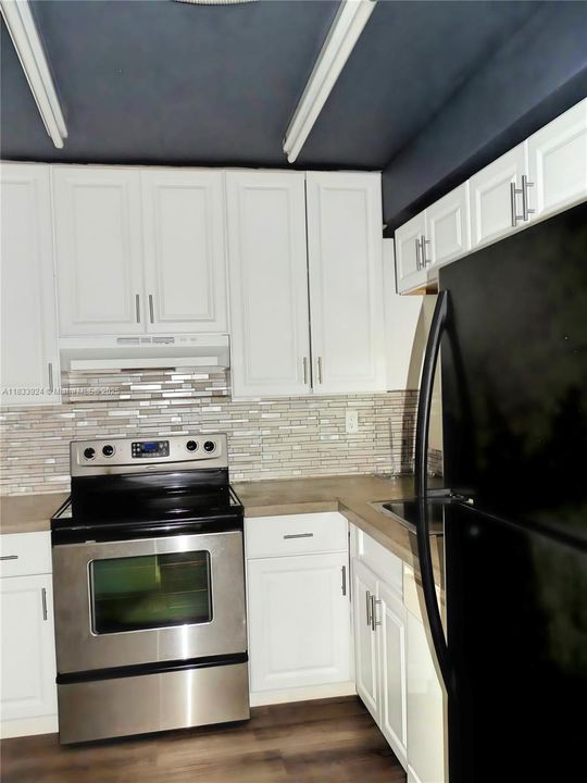 合同活跃: $229,999 (2 贝兹, 2 浴室, 898 平方英尺)