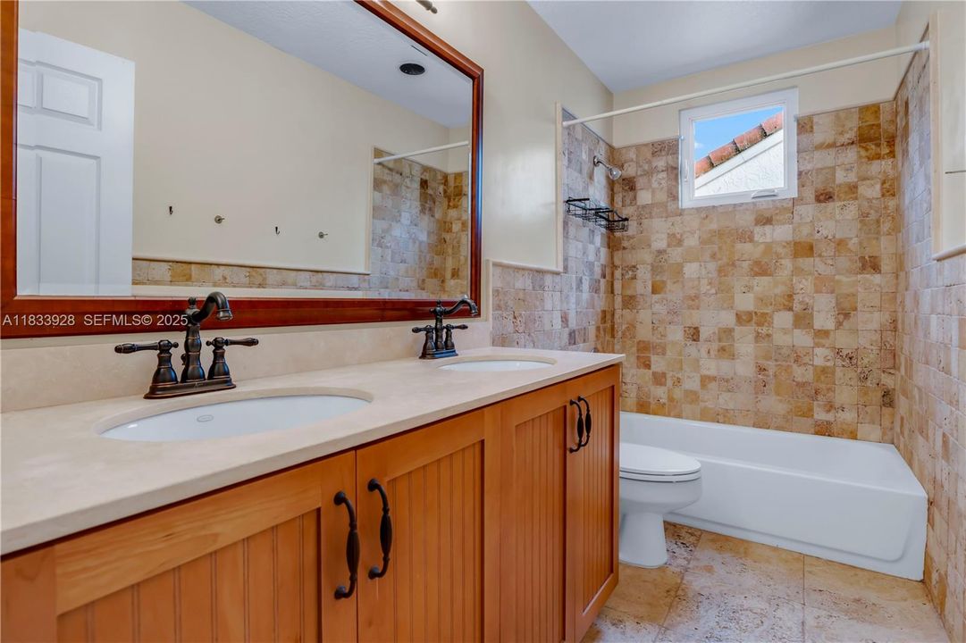 合同活跃: $939,000 (5 贝兹, 3 浴室, 2730 平方英尺)