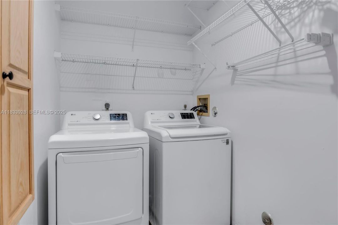 合同活跃: $939,000 (5 贝兹, 3 浴室, 2730 平方英尺)