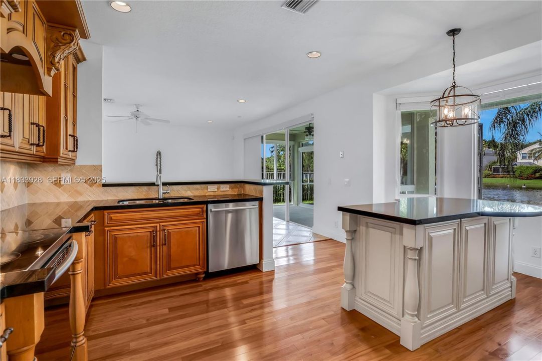 合同活跃: $939,000 (5 贝兹, 3 浴室, 2730 平方英尺)