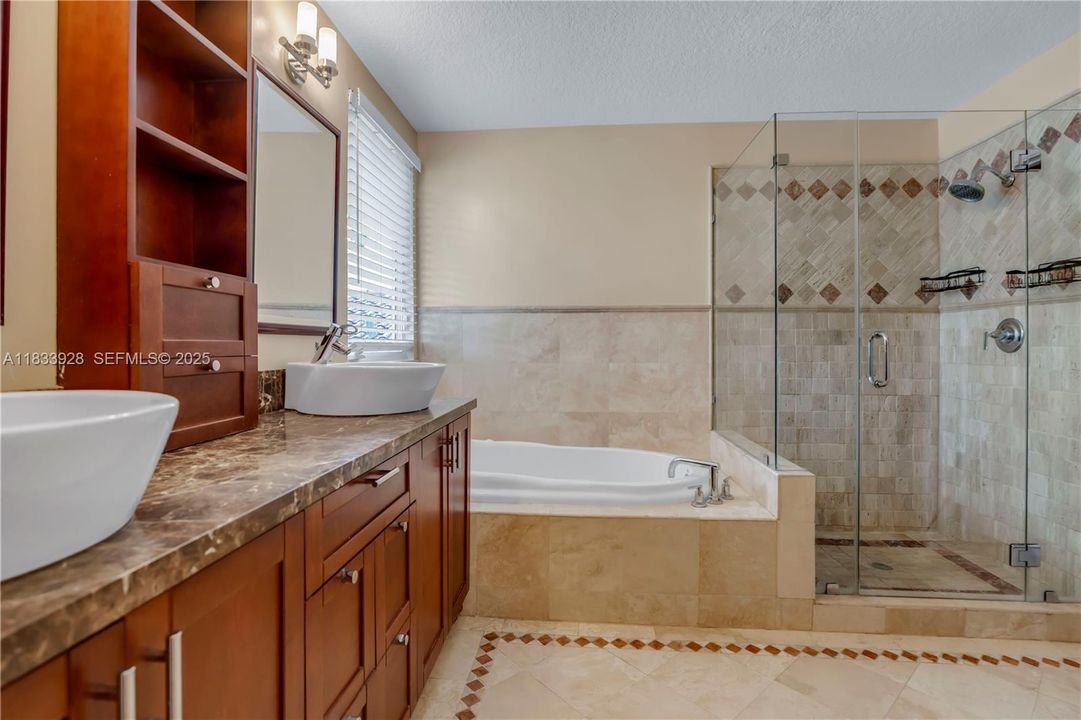 合同活跃: $939,000 (5 贝兹, 3 浴室, 2730 平方英尺)