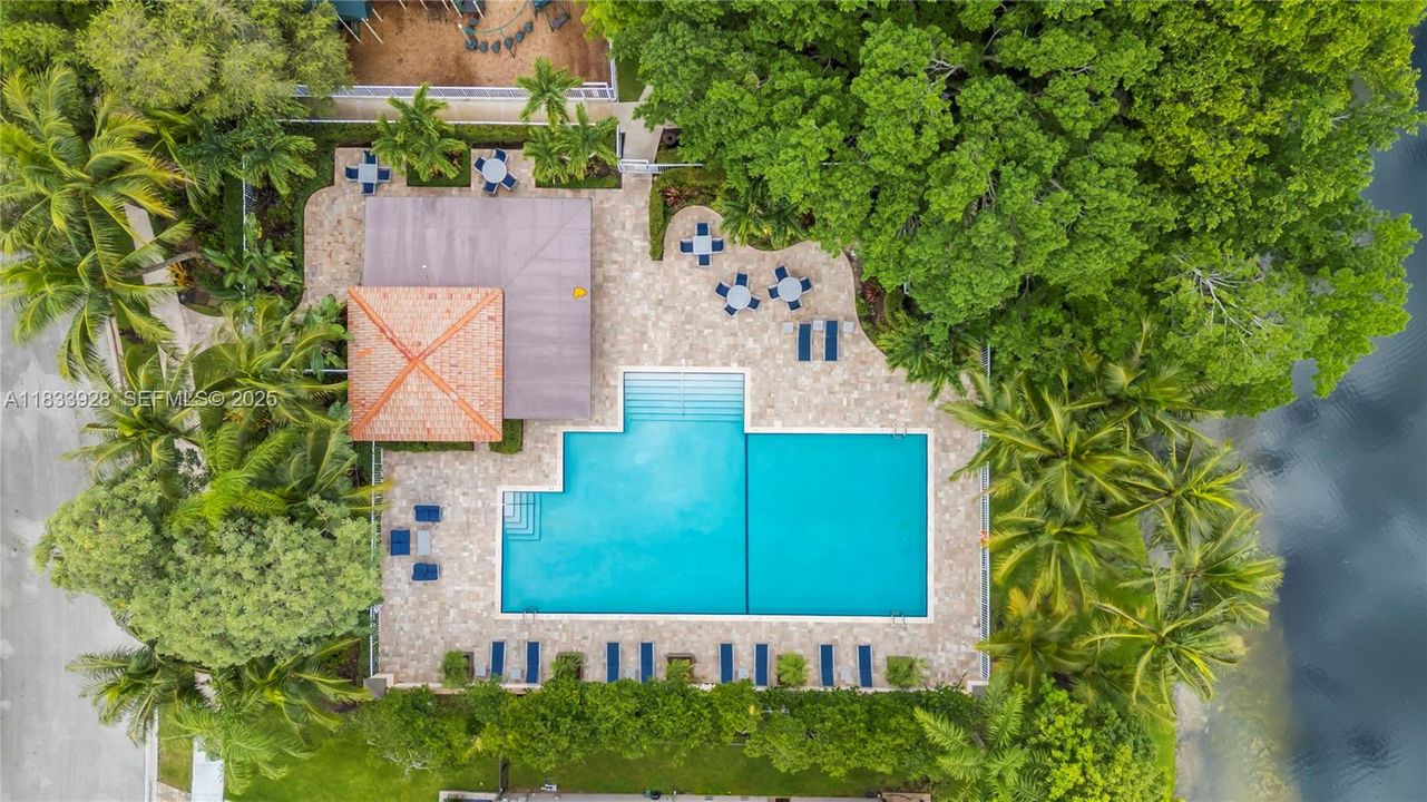 合同活跃: $939,000 (5 贝兹, 3 浴室, 2730 平方英尺)