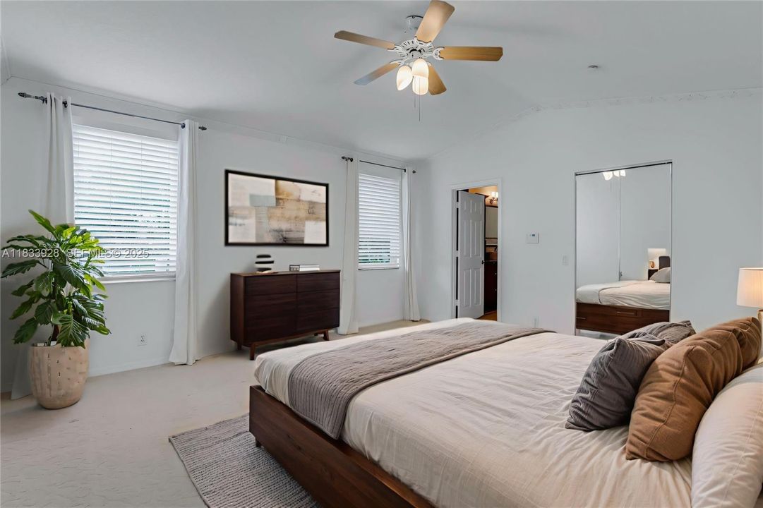 合同活跃: $939,000 (5 贝兹, 3 浴室, 2730 平方英尺)