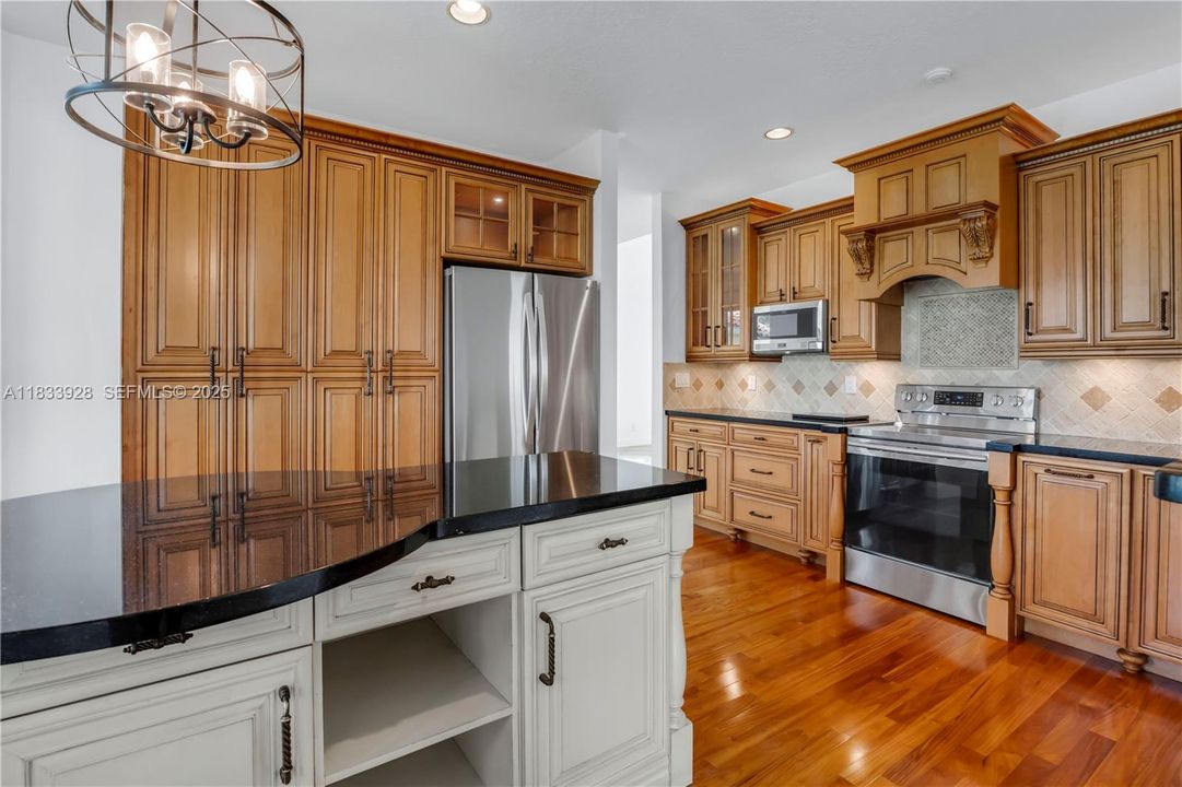 合同活跃: $939,000 (5 贝兹, 3 浴室, 2730 平方英尺)