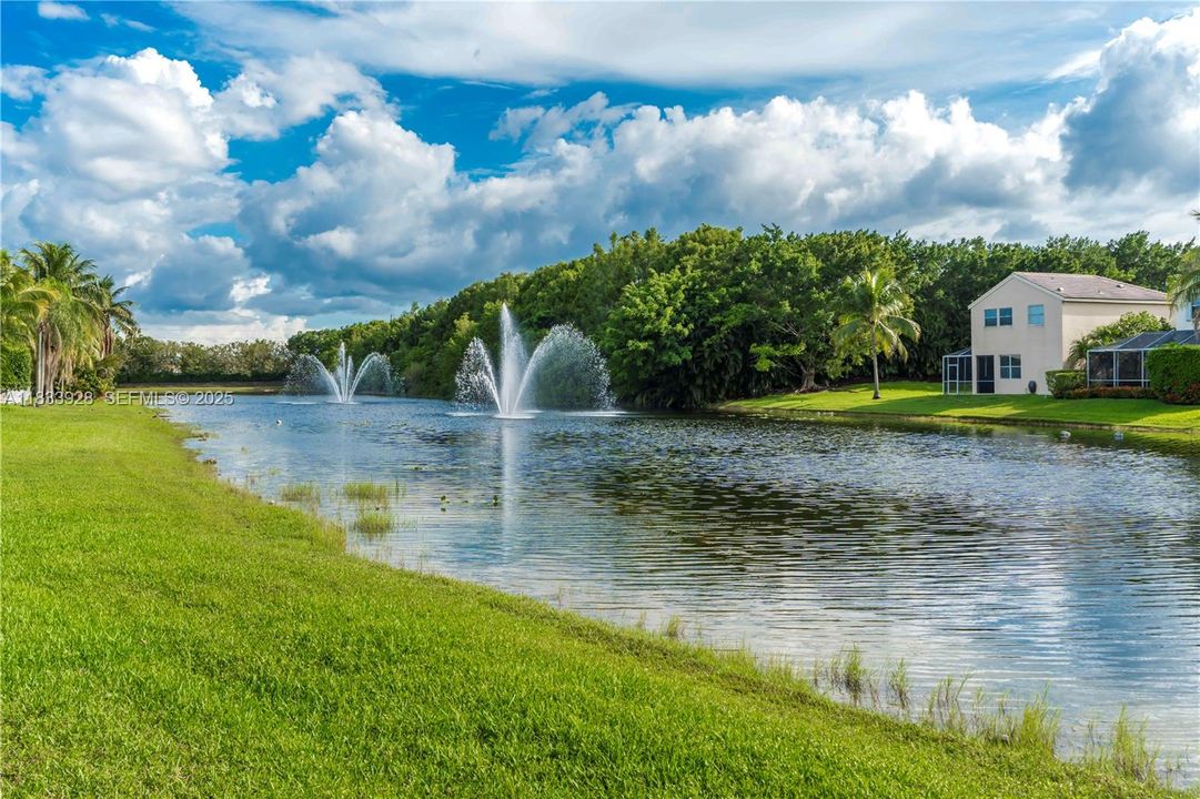 合同活跃: $939,000 (5 贝兹, 3 浴室, 2730 平方英尺)