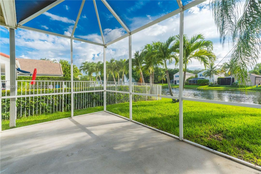 合同活跃: $939,000 (5 贝兹, 3 浴室, 2730 平方英尺)