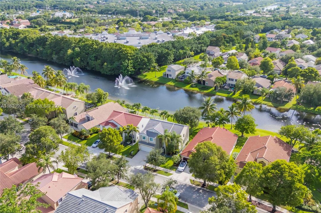 合同活跃: $939,000 (5 贝兹, 3 浴室, 2730 平方英尺)