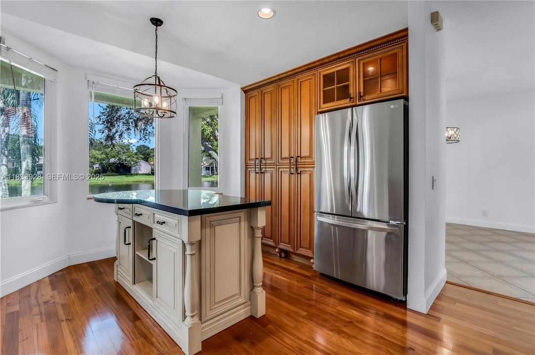 合同活跃: $939,000 (5 贝兹, 3 浴室, 2730 平方英尺)